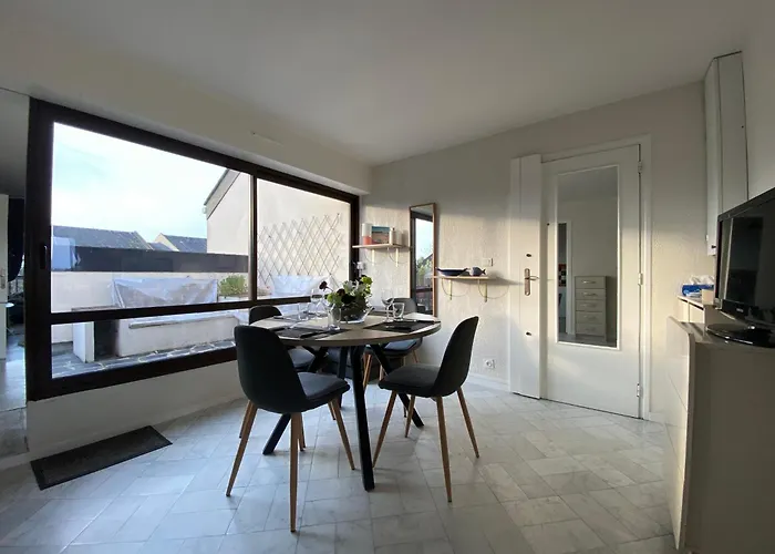 - A 500m De La كورسول-سور-مار